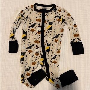 Halloween Print Footed One-Piece Pajamas in Cream and Black